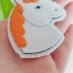 THEODORE – Broche unicornio naranja - Imagen 3