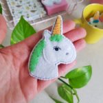 THEODORE – Broche unicornio verde - Imagen 2
