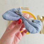 CARRIE – Pasador lazo mullido rayas azul - Imagen 4
