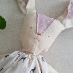 FRAMBOISE – Peluche conejo vestido galgos - Imagen 3