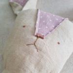 FRAMBOISE – Peluche conejo vestido galgos - Imagen 4
