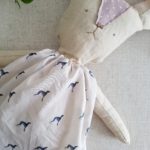FRAMBOISE – Peluche conejo vestido galgos - Imagen 2