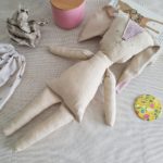 FRAMBOISE – Peluche conejo vestido galgos - Imagen 6