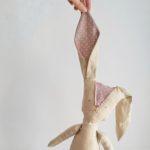 FRAMBOISE – Peluche conejo vestido galgos - Imagen 10