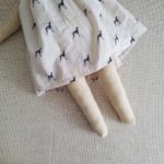 FRAMBOISE – Peluche conejo vestido galgos - Imagen 5