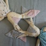 FRAMBOISE – Peluche conejo vestido galgos - Imagen 12