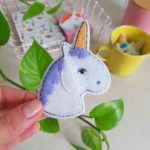 THEODORE – Broche unicornio lila