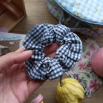 VIVIENNE – Coletero scrunchie cuadros azules - Imagen 3