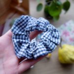 VIVIENNE – Coletero scrunchie cuadros azules - Imagen 4