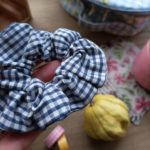 VIVIENNE – Coletero scrunchie cuadros azules
