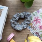 VIVIENNE – Coletero scrunchie flores 02