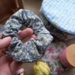 VIVIENNE – Coletero scrunchie flores 02 - Imagen 2