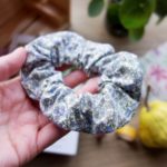 VIVIENNE – Coletero scrunchie flores 02 - Imagen 3