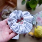VIVIENNE – Coletero scrunchie rayas grises - Imagen 3