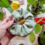VIVIENNE – Coletero scrunchie verde brillo