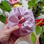 VIVIENNE – Coletero scrunchie rayas rosa