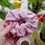 VIVIENNE – Coletero scrunchie lunares rosa