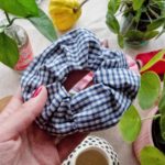 VIVIENNE – Coletero scrunchie cuadros azules - Imagen 2
