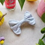 CARRIE – Pasador lazo mullido gris