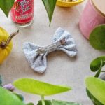 CARRIE – Pasador lazo mullido gris - Imagen 2