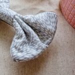 CARRIE – Pasador lazo mullido gris - Imagen 3