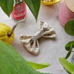 CARRIE – Pasador lazo mullido flores verde - Imagen 2