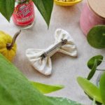 CARRIE – Pasador lazo mullido rayas amarillo - Imagen 4