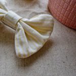 CARRIE – Pasador lazo mullido rayas amarillo - Imagen 3