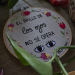 KATARINA – Bastidor "Lola Flores" con fondo beis - Imagen 2