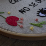 KATARINA – Bastidor "Lola Flores" con fondo beis - Imagen 3