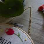 KATARINA – Bastidor "Lola Flores" con fondo beis - Imagen 4